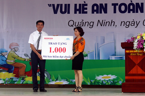 Honda VN trao tặng 1.000 mũ bảo hiểm cho học sinh tại tỉnh Quảng Ninh.